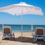 Зонты от солнца и лежаки, Апарт-отель Европа