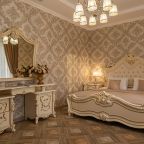 Люкс (Двухкомнатный с балконом, вид на озеро Абрау и сосновый лес, до 4-х гостей), Отель Винтаж