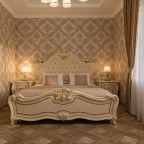 Люкс (Двухкомнатный с балконом, вид на озеро Абрау и сосновый лес, до 4-х гостей), Отель Винтаж