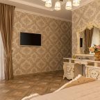 Люкс (Двухкомнатный с балконом, вид на озеро Абрау и сосновый лес, до 4-х гостей), Отель Винтаж