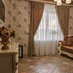 Люкс (Двухкомнатный с балконом, вид на озеро Абрау и сосновый лес, до 4-х гостей), Отель Винтаж