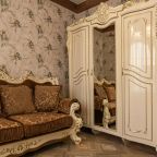 Люкс (Двухкомнатный с балконом, вид на озеро Абрау и сосновый лес, до 4-х гостей), Отель Винтаж