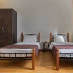 Четырехместный (Стандарт с кухней, видом на двор и сосновый лес), Отель Винтаж