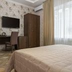 Полулюкс (Эстет двухкомнатный с балконом, вид на озеро Абрау и сосновый лес, до 4-х гостей), Отель Винтаж