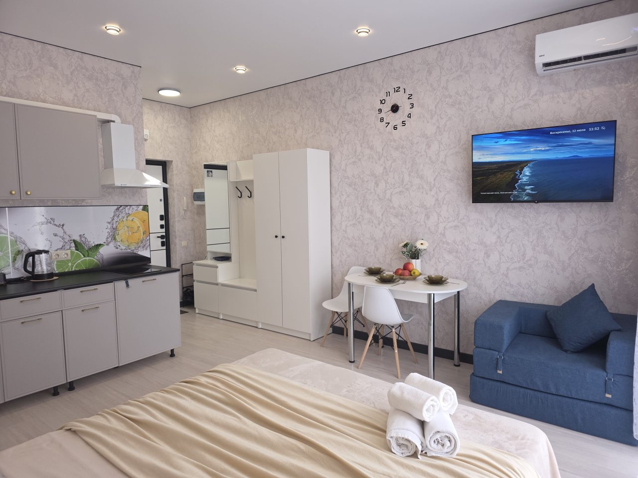 Студио (Трехместная с балконом на третьем этаже (О161)), Апартаменты Sun Hills Ольгинка