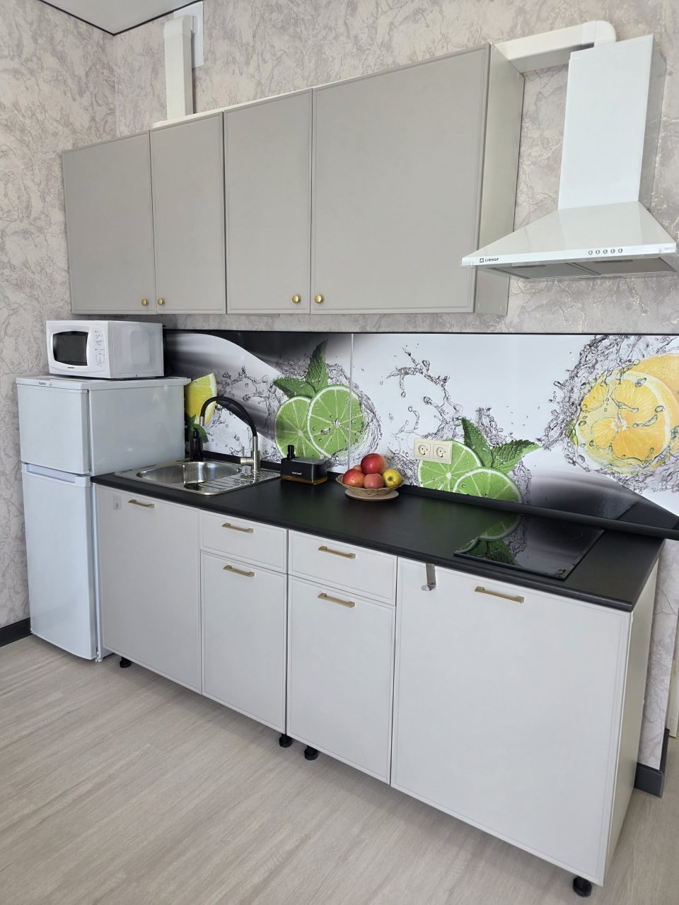 Студио (Трехместная с балконом на третьем этаже (О161)), Апартаменты Sun Hills Ольгинка