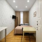 Двухместный (Эконом-класса с двуспальной кроватью и общей ванной), Мини-отель Двухместный номер с 1 двуспальной кроватью