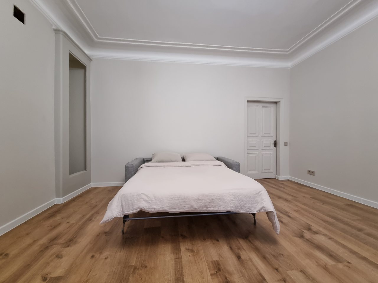 Трёхместный и более (Огромный номер 35 метров c новым ремонтом, большой кроватью и удобным раскладным диваном 160 на 200 см и санузлом из мраморной плитки в номере), Апартаменты 300 метров от Эрмитажа