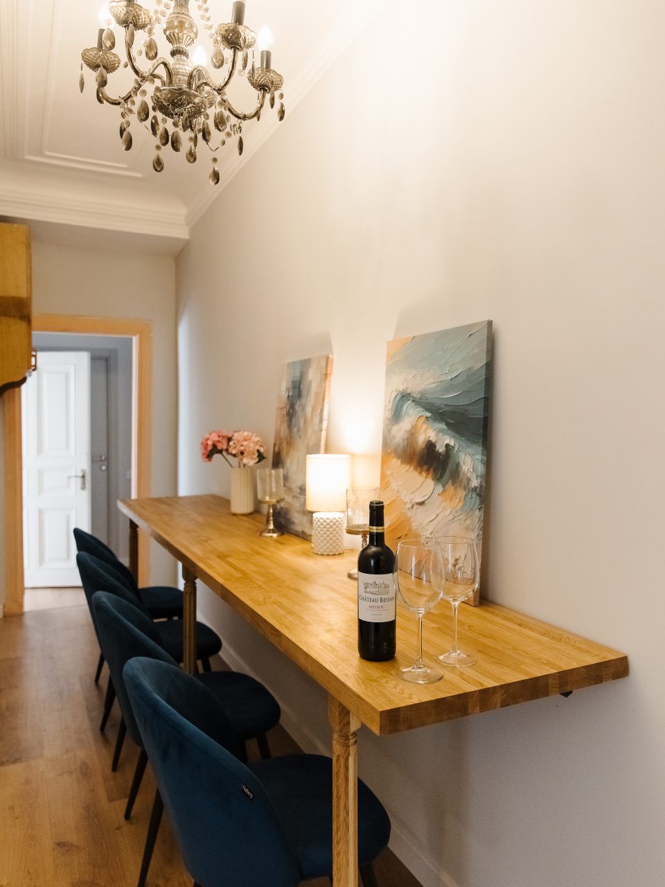 Трёхместный и более (Огромный номер 35 метров c новым ремонтом, большой кроватью и удобным раскладным диваном 160 на 200 см и санузлом из мраморной плитки в номере), Апартаменты 300 метров от Эрмитажа