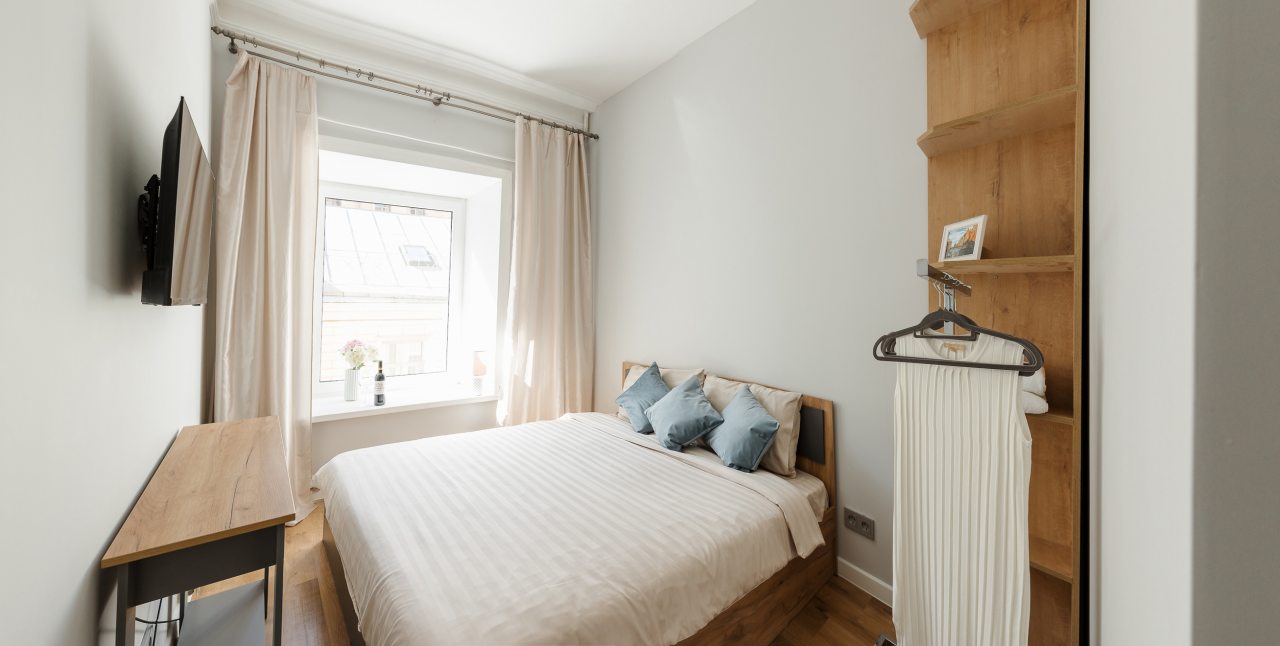 Двухместный (Красивый небольшой номер с новым ремонтом и душевой комнатой из мраморной плитки в номере), Апартаменты 300 метров от Эрмитажа