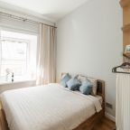 Двухместный (Красивый небольшой номер с новым ремонтом и душевой комнатой из мраморной плитки в номере), Апартаменты 300 метров от Эрмитажа