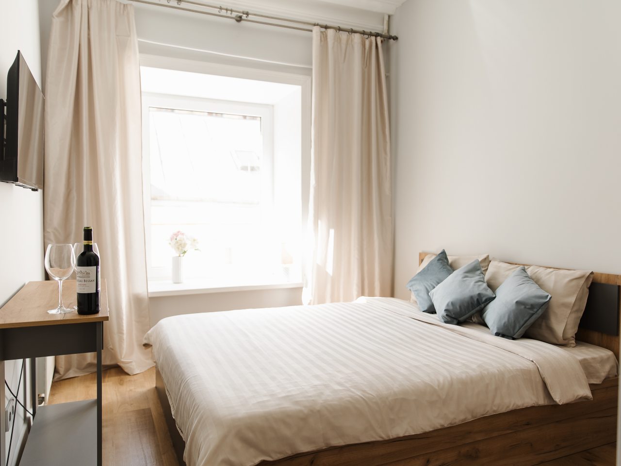 Двухместный (Красивый небольшой номер с новым ремонтом и душевой комнатой из мраморной плитки в номере), Апартаменты 300 метров от Эрмитажа