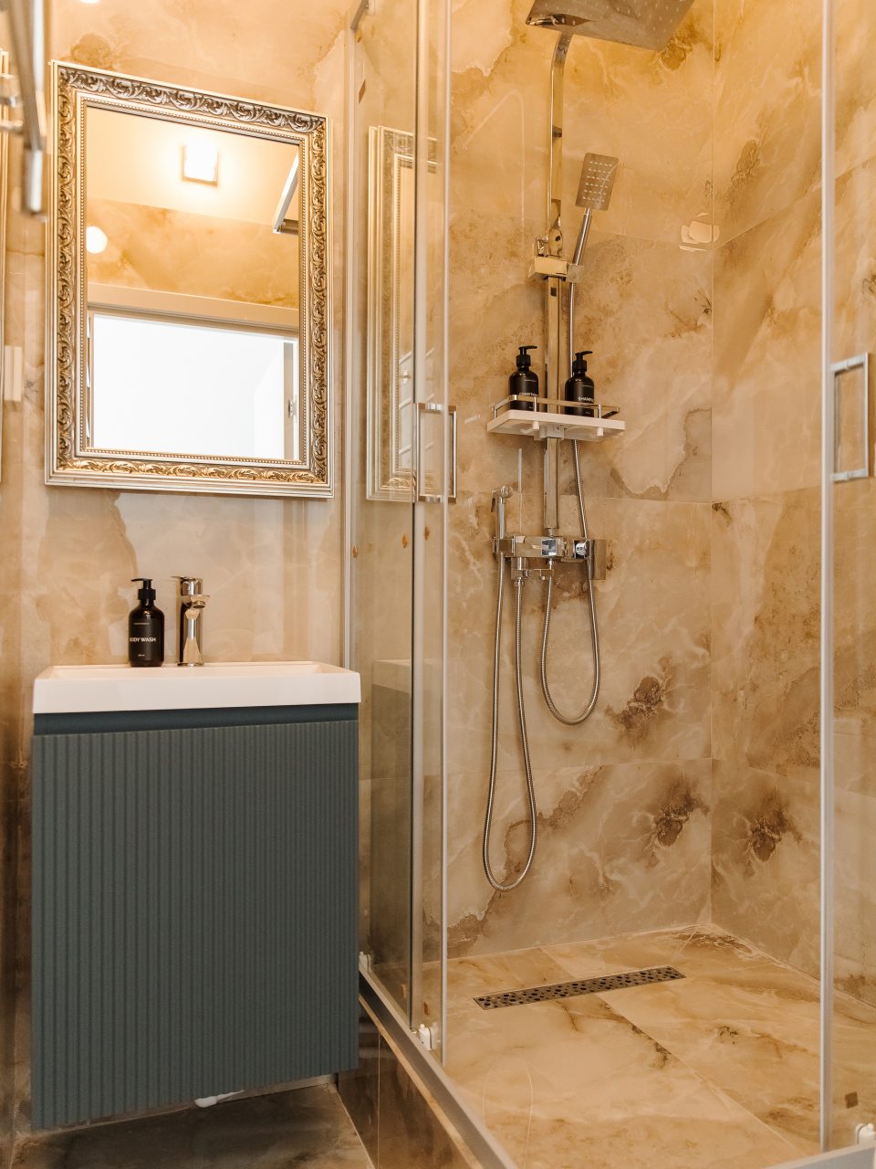 Двухместный (Красивый небольшой номер с новым ремонтом и душевой комнатой из мраморной плитки в номере), Апартаменты 300 метров от Эрмитажа