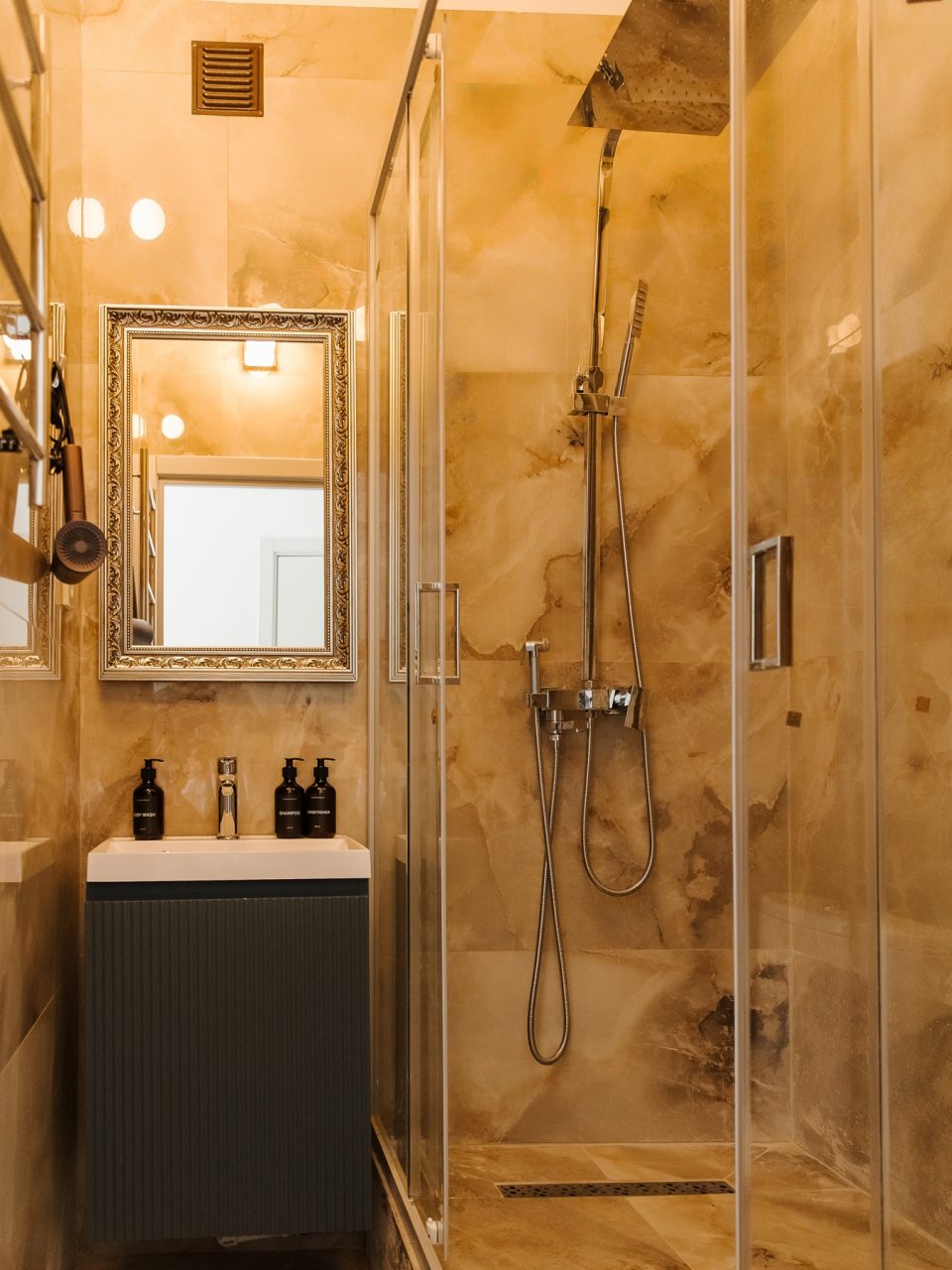 Двухместный (Красивый небольшой номер с новым ремонтом и душевой комнатой из мраморной плитки в номере), Апартаменты 300 метров от Эрмитажа