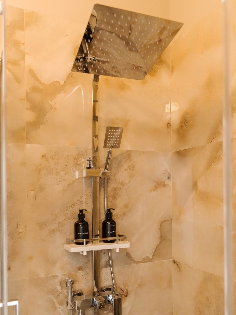 Двухместный (Красивый небольшой номер с новым ремонтом и душевой комнатой из мраморной плитки в номере), Апартаменты 300 метров от Эрмитажа