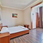 Трёхместный и более (Трехместный номер с видом на море и дендрарий), Гостевой дом Delsochi