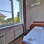 Трёхместный и более (Трехместный номер с видом на море и дендрарий), Гостевой дом Delsochi