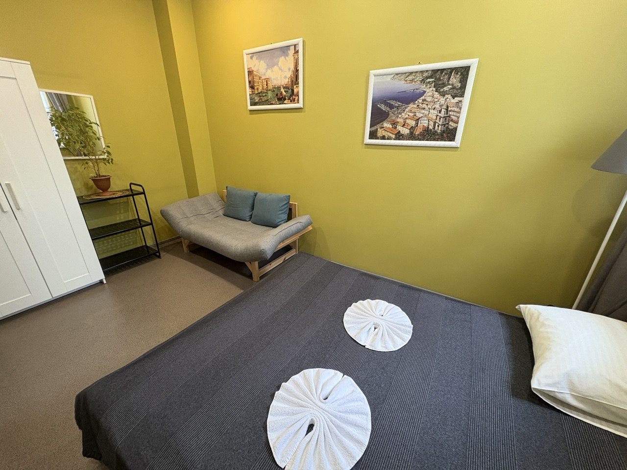 Семейный (Двухместный номер с дополнительным диваном), Хостел Живи и Путешествуй