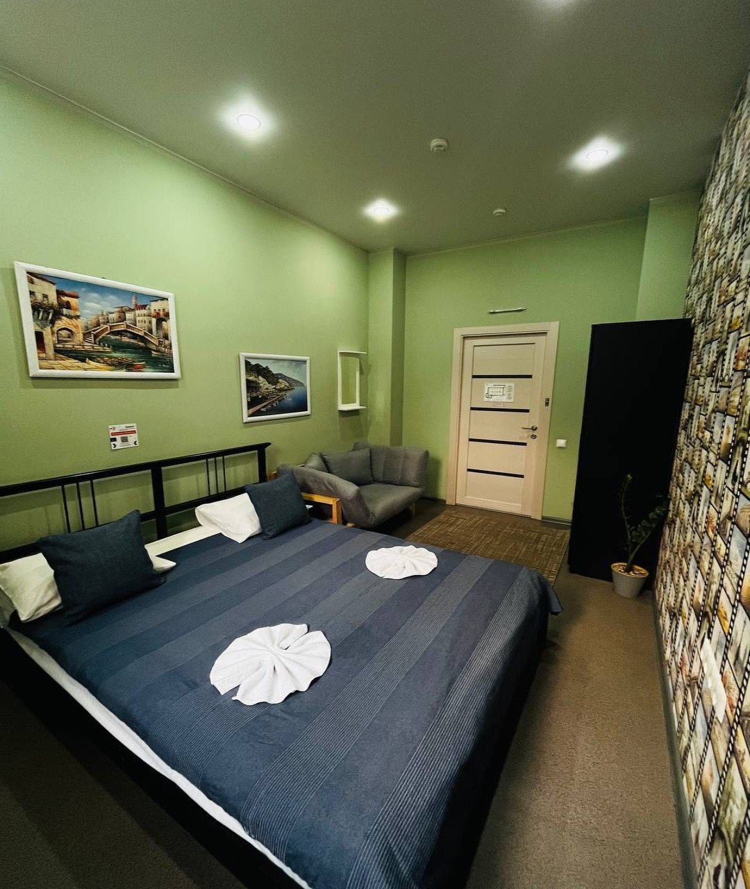 Семейный (Двухместный номер с дополнительным диваном), Хостел Живи и Путешествуй