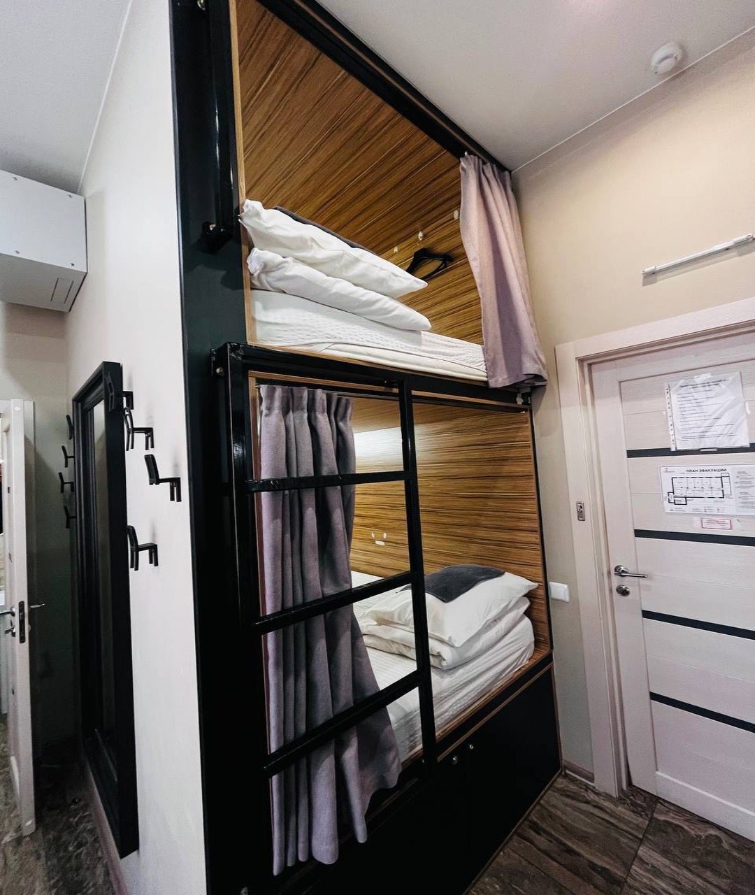 Капсула (Шестиместный капсульный номер), Хостел Живи и Путешествуй