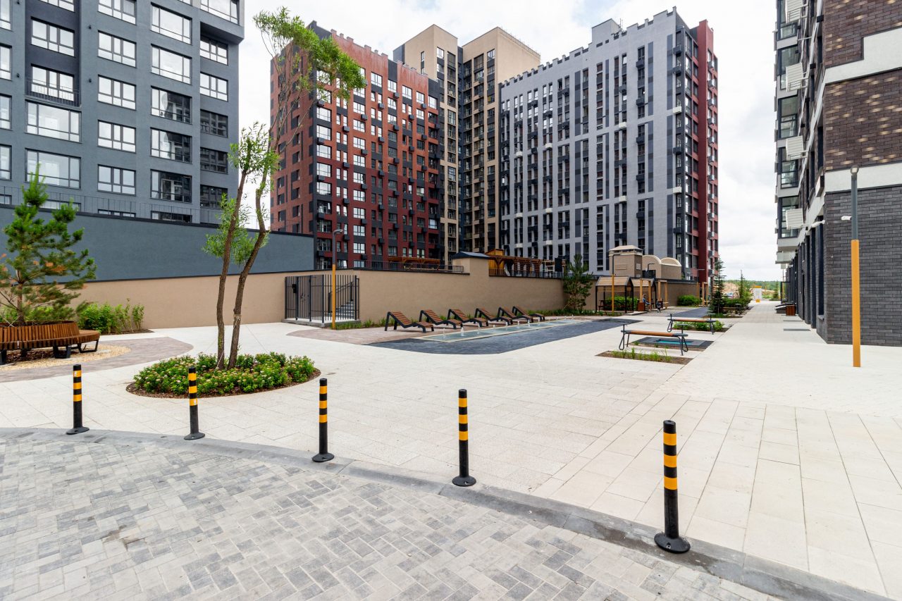 Лежаки и фонтаны