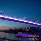 До набережной и моста влюблённых 15 минут на машине