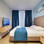 Удобная двуспальная кровать queen-size и Smart TV 43"