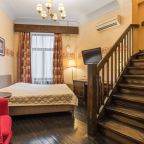 На 1 - уровне расположена гостиная, 2 односпальных кровати.