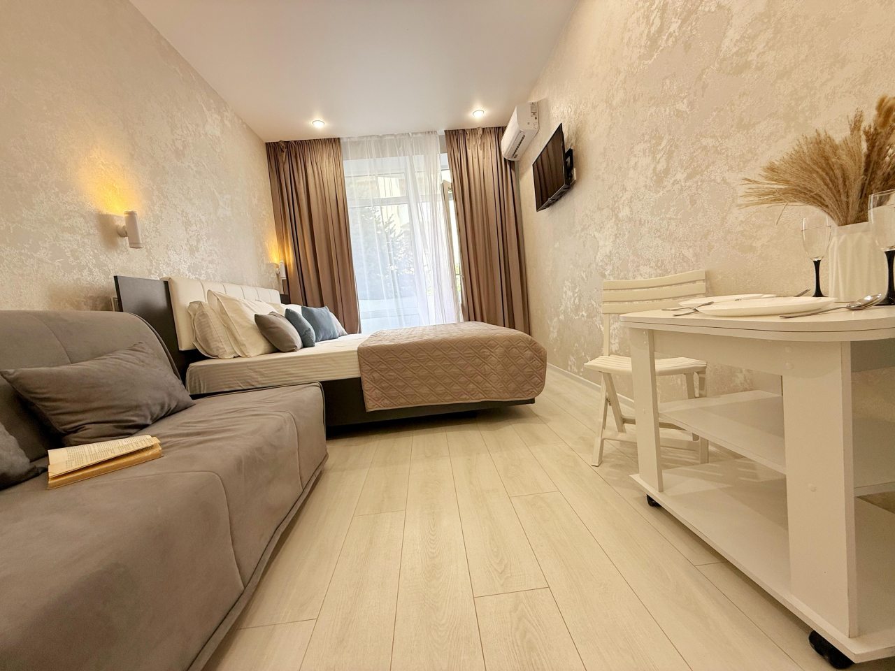 Апартаменты (С небольшим балконом. 3 минуты до Пляжа. Для троих.), Апартаменты Goodwill 3 минуты от моря