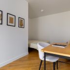 Рабочий стол и двуспальная кровать