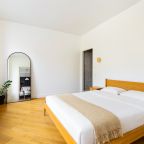 Основная спальня, зеркало, проход в гардеробную