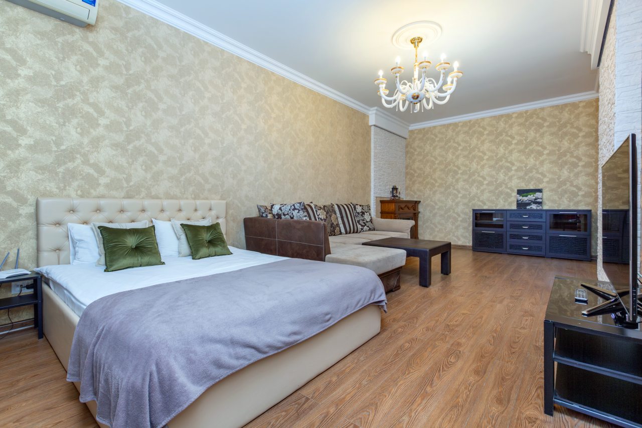 Кровать в большой комнате