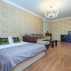 Кровать в большой комнате