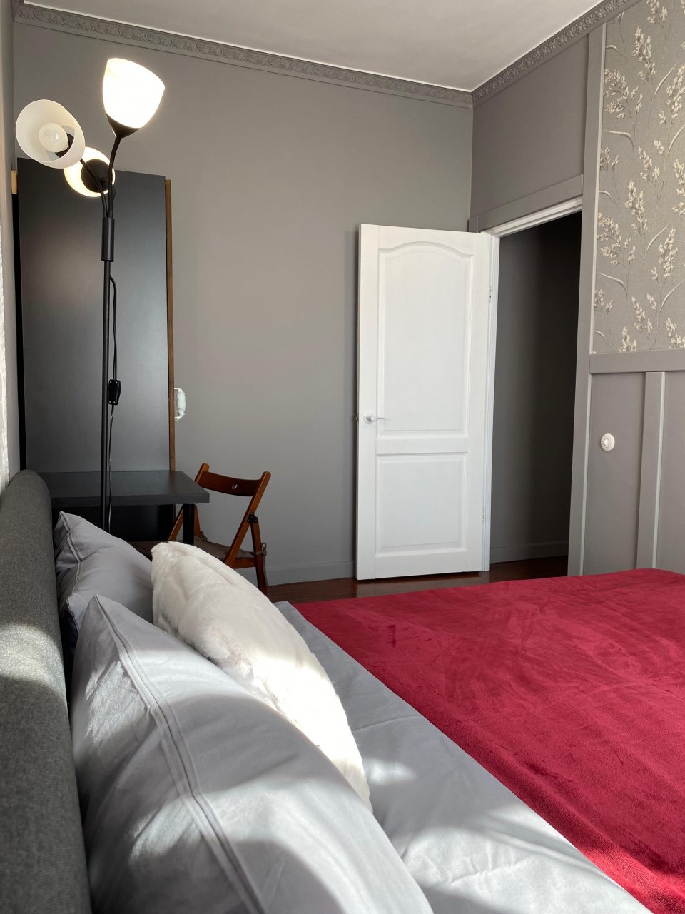 Кровать для отдыха в спальной комнате