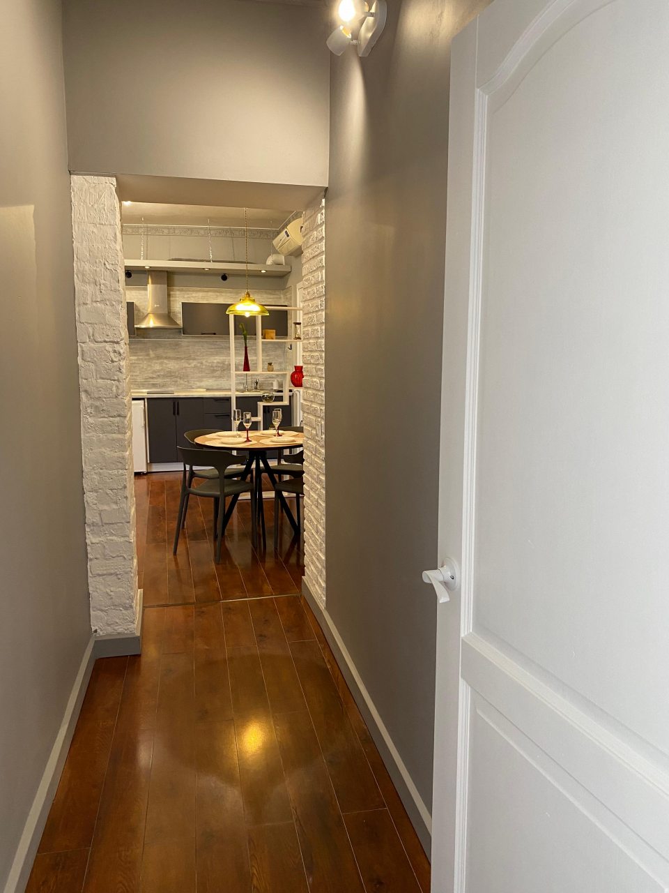 Коридор и столовая зона