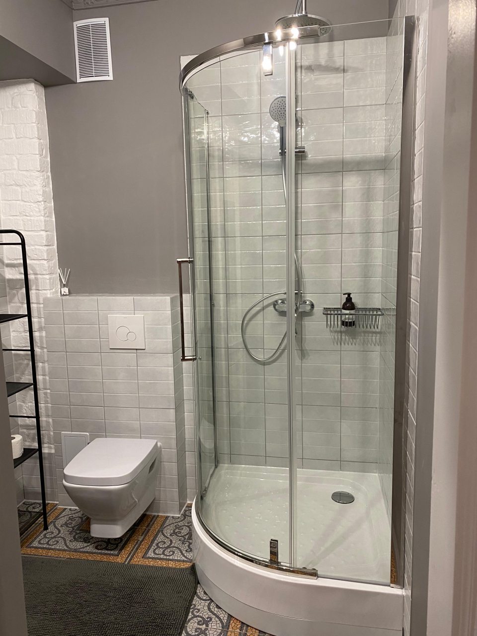 Санузел с душевой кабиной