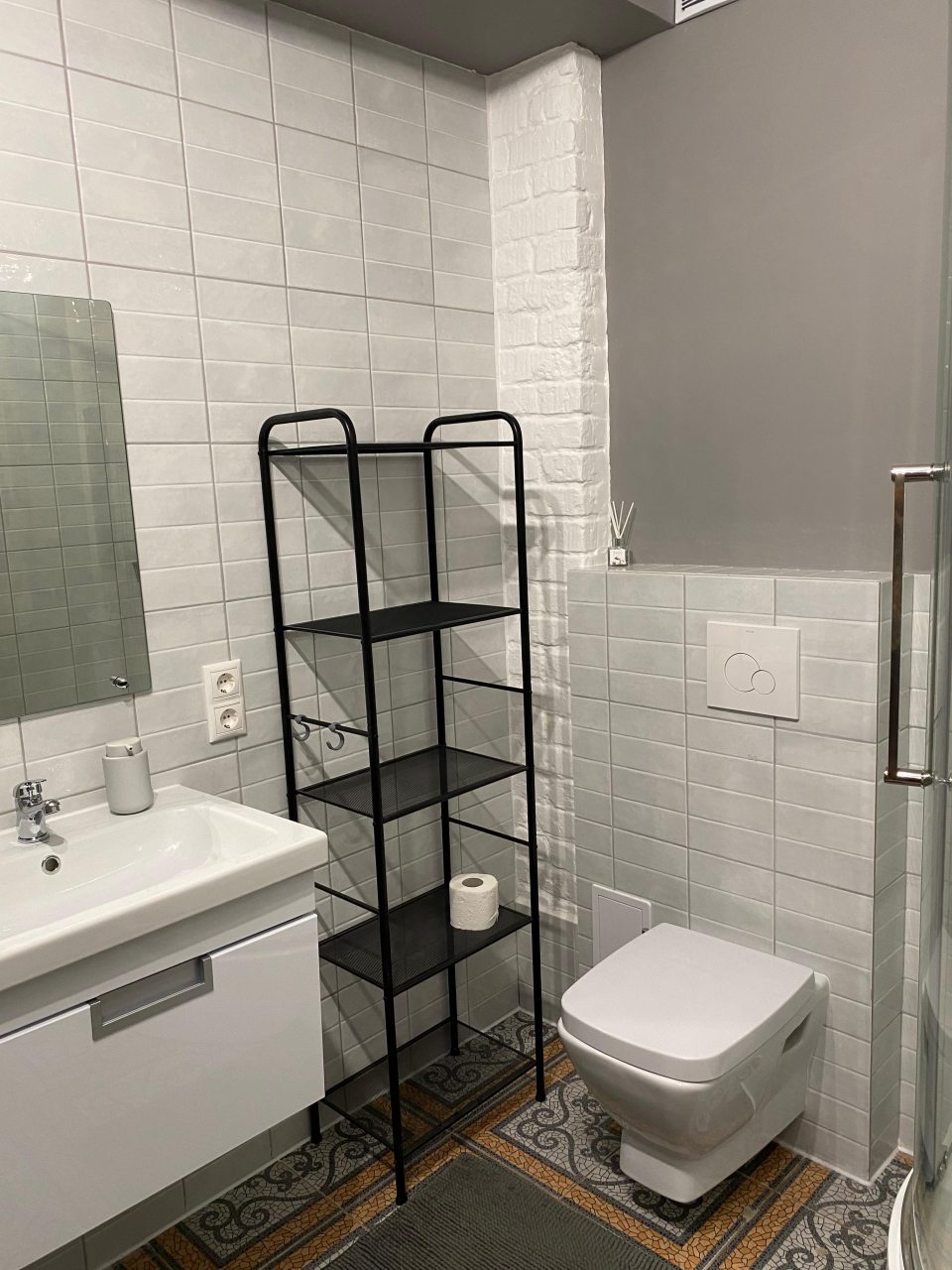 Санузел о стеллажом для хранения