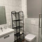 Санузел о стеллажом для хранения