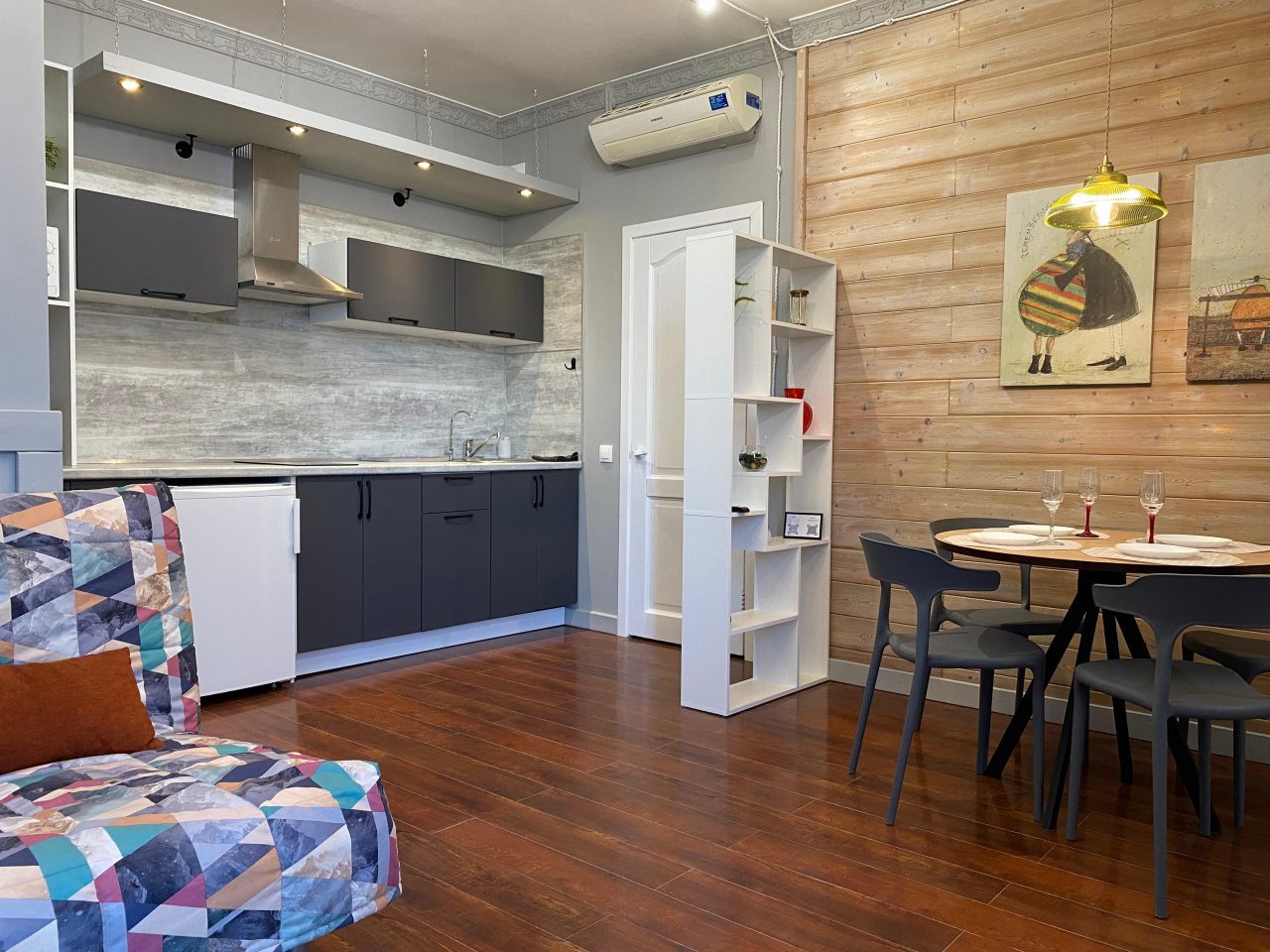 Кухонная зона оснащена всем необходимым для приготовления