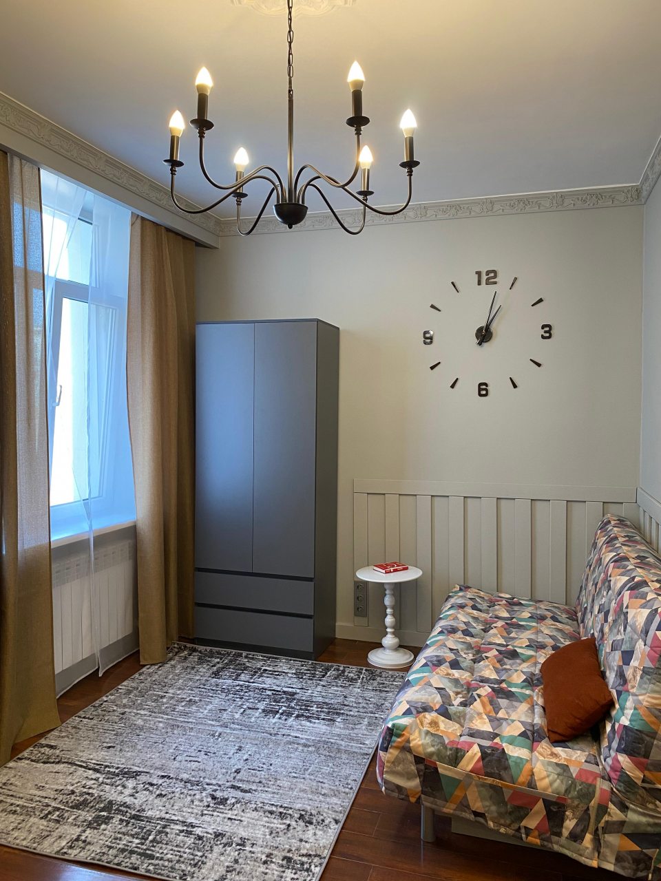 Зона отдыха с шкафом для одежды и раскладным диваном