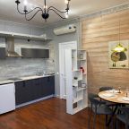 Кухонный гарнитур, холодильник и столовая зона