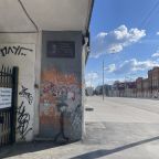 Мемориальная доска бывшего хозяина квартиры