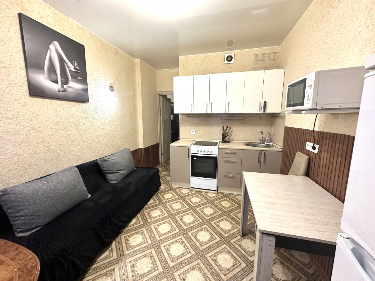 кухня. микроволновка. диван