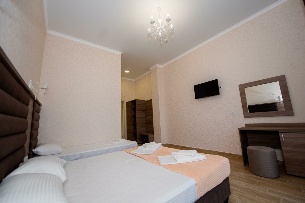 Трехместный (Трёхместный с выходом на бассейн), Гостевой дом Троя