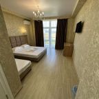 Трехместный (Трехместный номер стандарт  с балконом), Гостевой дом Троя