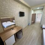 Трехместный (Трехместный номер стандарт  с балконом), Гостевой дом Троя