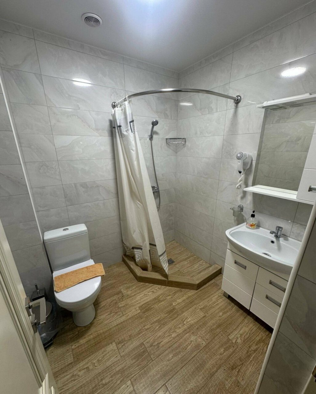 Трехместный (Трехместный номер стандарт  с балконом), Гостевой дом Троя