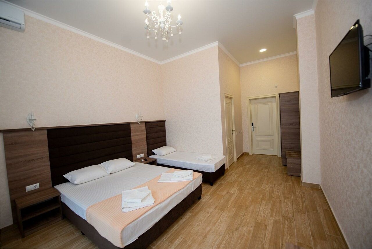 Трехместный (Трехместный номер стандарт  с балконом), Гостевой дом Троя