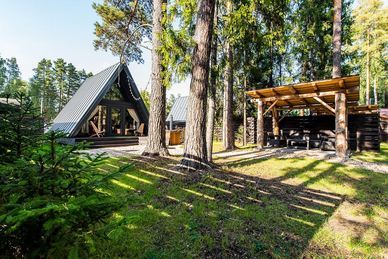 Бунгало (Афрейм), Загородный отель Клуб Барин