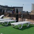 Летом можно позагорать и отдохнуть в открытом джакузи